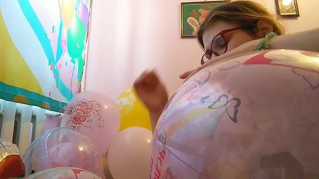 Красивая девушка надувает красивый шарик смотреть онлайн