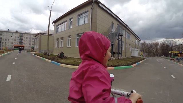 Забираем детей из садика смотреть онлайн