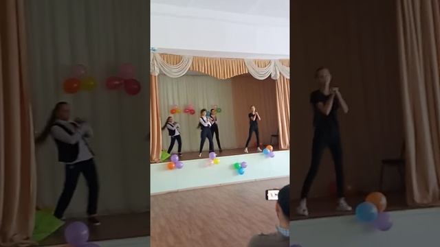 девочки на школьном празднике красиво танцуют ?? смотреть онлайн