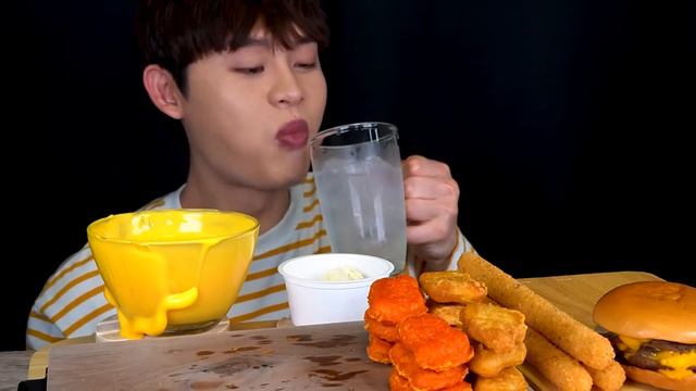 ASMR 스팸치즈버거 빅맥🍔후라이드 쉬림프 어니언링 너겟 롱치즈스틱 치즈소스 찍먹방~!! Spam Cheese Burger Onion Ring Nuggets MuKBang~!!! смотреть онлайн