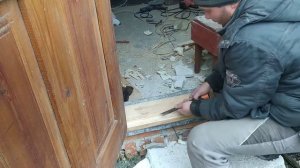 Установка деревянных дверей с коробкой в сарай.