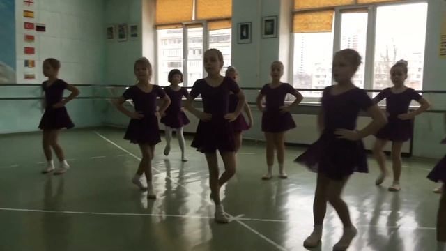 НАРОДНЫЕ ТАНЦЫ открытый урок на танцах СЛАДКИЕ ПОДАРКИ FOLK DANCES for child sweet gift смотреть онлайн