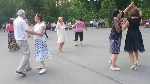 Осенние листья Воспоминания о счастливых днях Харьков 2021 смотреть онлайн