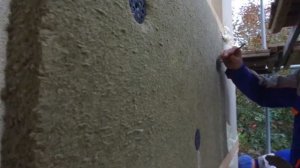 Монтаж минеральной ваты к стене и ветрозащита фасада мембраной.