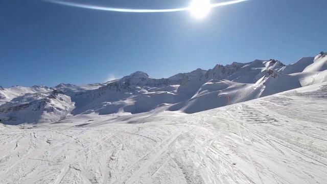 Skiing 'cyclamen' red piste in Tignes Val d'Isere. смотреть онлайн