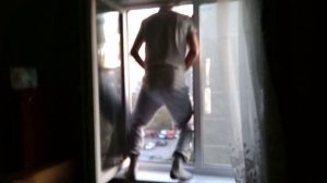 ПАРЕНЬ ССЫТ ИЗ ОКНА / GUY WRITES  FROM WINDOWS !!!