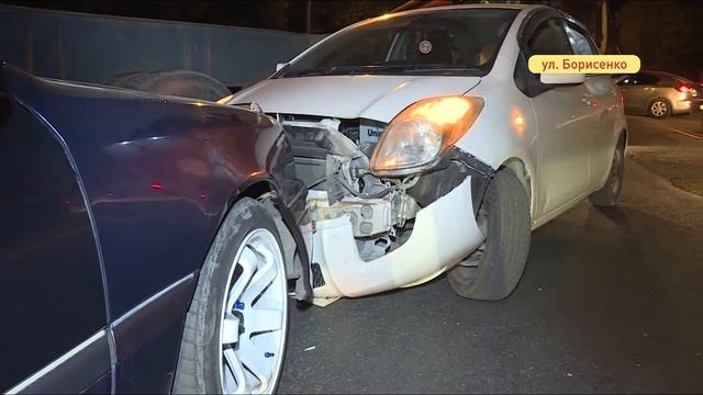 Длинномер протащил малолитражку, впечатав ее в другую машину смотреть онлайн