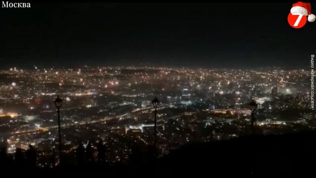 Панорамный вид новогоднего салюта в Москве. смотреть онлайн