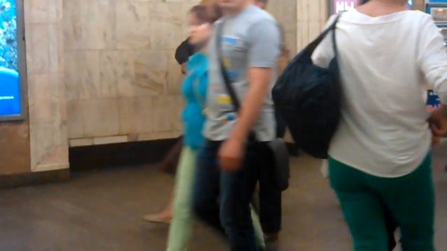 Самозабвенный танец в метро смотреть онлайн