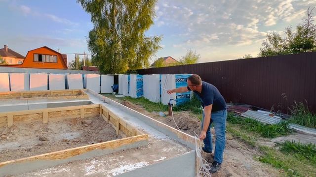 ФУНДАМЕНТ В ГОРИЗОНТ ПО УРОВНЮ ПРОСТЕЙШИЙ СПОСОБ / ЛЕНТОЧНЫЙ ФУНДАМЕНТ СВОИМИ РУКАМИ смотреть онлайн