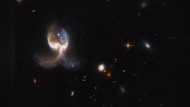 TELESCÓPIO HUBBLE REGISTRA ASAS DE ANJO NO CÉU смотреть онлайн