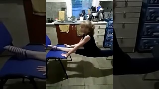 Гимнастика. Шпагат в минус;) смотреть онлайн