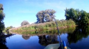 Ловля плотвы на поплавочную снасть с лодки в проводку на реке с течением