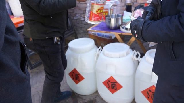 兰州阿干镇赶集！大山深处的农村大集，翻沟过桥上山去赶集，热闹的集市，这里有各种新鲜的蔬菜和水果，现宰的羊肉和鸡肉，来自重庆的高粱酒，街头医生，街头小吃，走进古董杂货铺大开眼界！