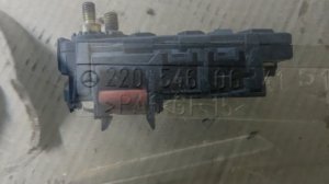 Блок предохранителей передний правый нижний Mercedes w220 S A2208000375, 2208000375