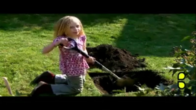 Little Girl Burys Her Goldfish Lol смотреть онлайн