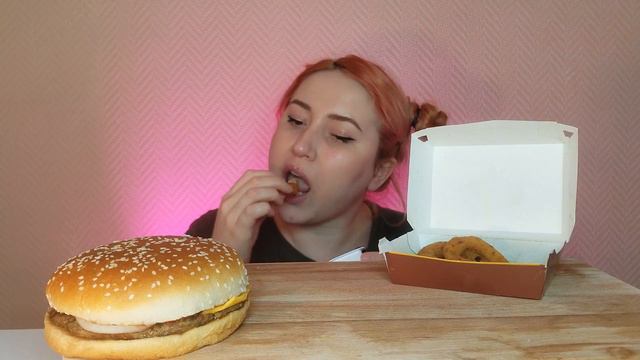 ДВА СОЧНЫХ ВОППЕРА С СЫРОМ ЛУКОВ КОЛЕЧКИ МУКБАНГ| TWO JUICY WHOPPERS WITH CHEESE ONION RINGS MUKBAN смотреть онлайн