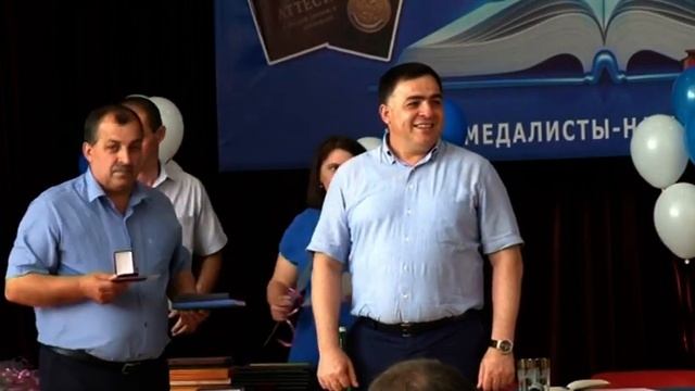 Глава Магарамкентского района вручил золотые медали отличникам учебы смотреть онлайн