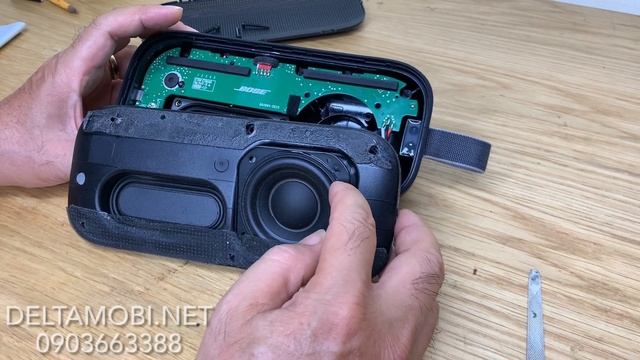 INSIDE BOSE FLEX SOUNDLINK - Bên Trong Loa Bose FLEX Soundlink смотреть онлайн
