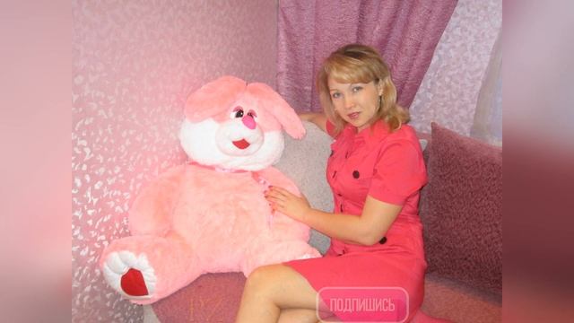 Зрелые домашние женщины за 40 нежатся с мягкими игрушками