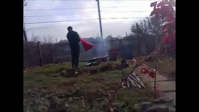 Россиянам не смотреть!! )) Сжигаем флаг СССР! Был Союз- был флаг, нет Союза- нет флага! )) смотреть онлайн