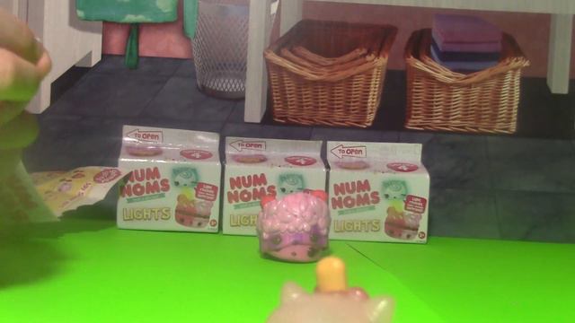 Banjo Family opens Num Nom Lights Surprise Boxes by MGA Entertainment смотреть онлайн