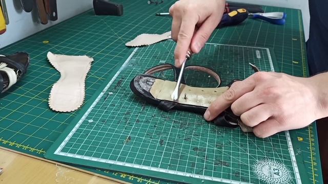 РЕМОНТ ОБУВИ. Зачем забивают в обувь гвозди? Ремонт от безвыходности смотреть онлайн