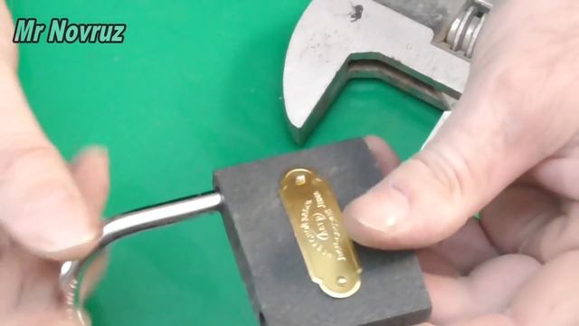 Как открыть замок гаечным ключом смотреть онлайн