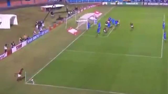 Супер гол Роналдиньо с углового! Super Goal Ronaldinho's corner!.mp4 смотреть онлайн