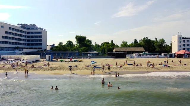Затока, пляж, море. Люди отдыхают! (видеосъемка с дрона) смотреть онлайн