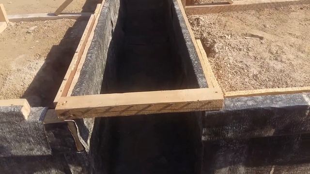 Рубероид в опалубку под фундамент. Напрасная трата денег? Строительство дома своими руками. смотреть онлайн