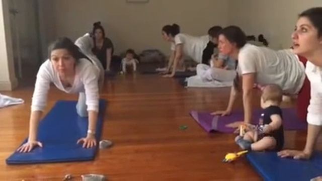 CLASE DE YOGA TOTAL DE LAS MAMÁS CON SUS HIJOS Prof. David Lifar смотреть онлайн