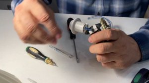 Подключаем пластиковый электрический патрон с цоколем Е14 к проводам