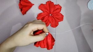 Цветок на заколке из атласной ленты 5 см .