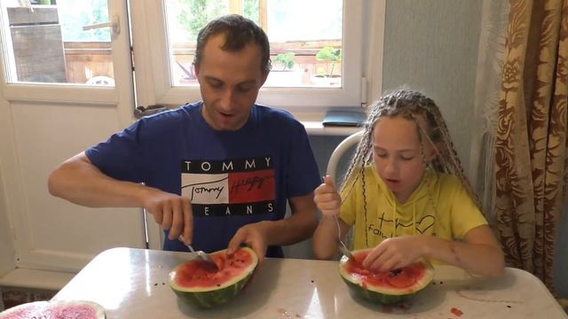Челендж.Кто первый съест арбуз,получит деньги.Дочь против Папы. смотреть онлайн