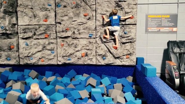 Детский Влог Батутный Центр Парк Для Детей! Как Делать Сальто и аркадные игры