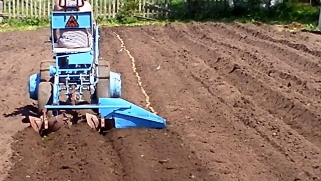 Дополнительный отвал к окучнику для облегчения посадки картошки. Мотоблок МТЗ-05. смотреть онлайн