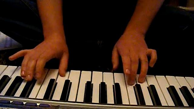 me trying to play the start of bellas lullaby :) смотреть онлайн