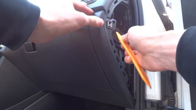 VW polo sedan / снимаем бардачок смотреть онлайн