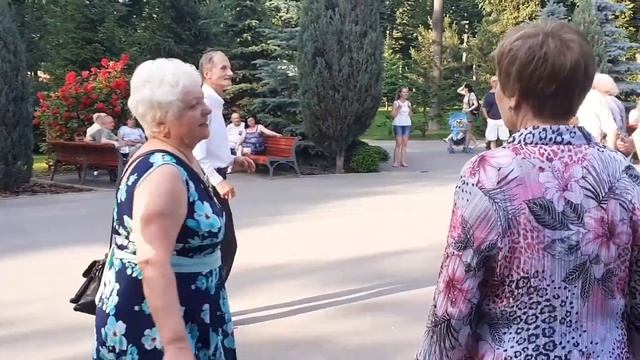МНЕ ВЧЕРА СКАЗАЛИ ТО, ЧТО Я ПОПРАВИЛАСЬ! ТАНЦЫ В ПАРКЕ ГОРЬКОГО ХАРЬКОВ СЧАСТЛИВЫЕ ДНИ смотреть онлайн