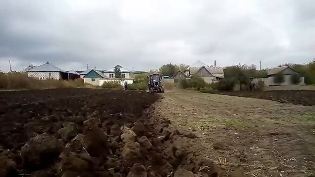 Вспашка огородов тракторами МТЗ-82.1 отвальными плугами ПЛН-3-35. смотреть онлайн