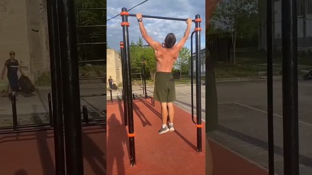 как накачать спину на турнике?