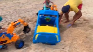 София и Макс играют с маленьким автобусом Тайо