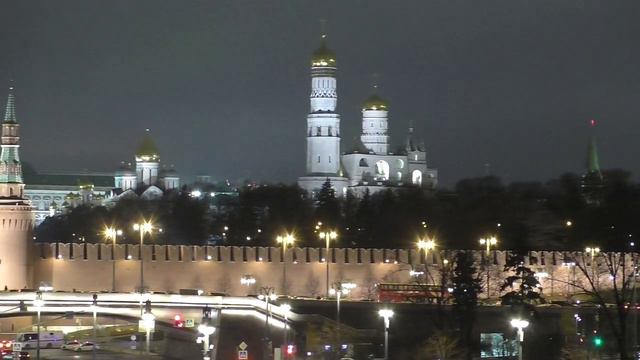 Вечерний Московский Кремль и храм Василия Блаженного на Красной площади.