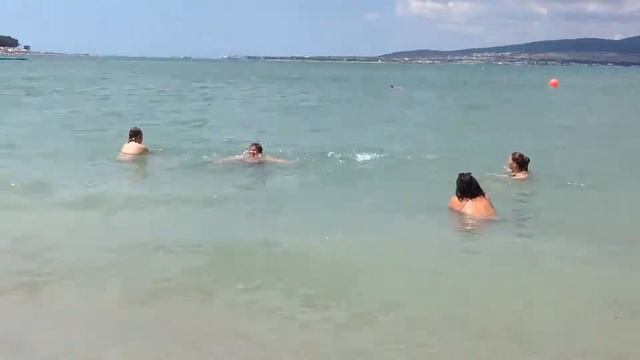 Геленджик 2019 . Показываю чистоту воды. Вода мутная , плавают водоросли, прозрачности увы нет. смотреть онлайн