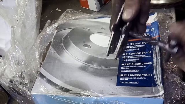 Приспособление для замены тормозных колодок. Самоделка из старых колодок. смотреть онлайн