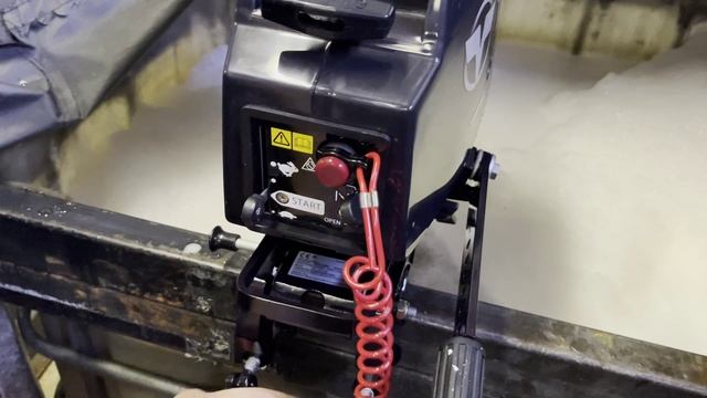 пробный запуск мотора TOHATSU 3,5 в сервисе смотреть онлайн