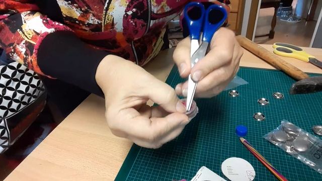 Как обтянуть пуговицу тканью и заготовки будущей курточки смотреть онлайн