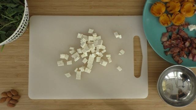 Летний салат с жаренными абрикосами и беконом смотреть онлайн