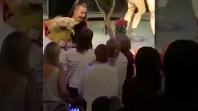 Студия " ЮнМедиа" дарит цветы после спектакля Фальш, нашему большому другу актрисе Марине Богатовой смотреть онлайн